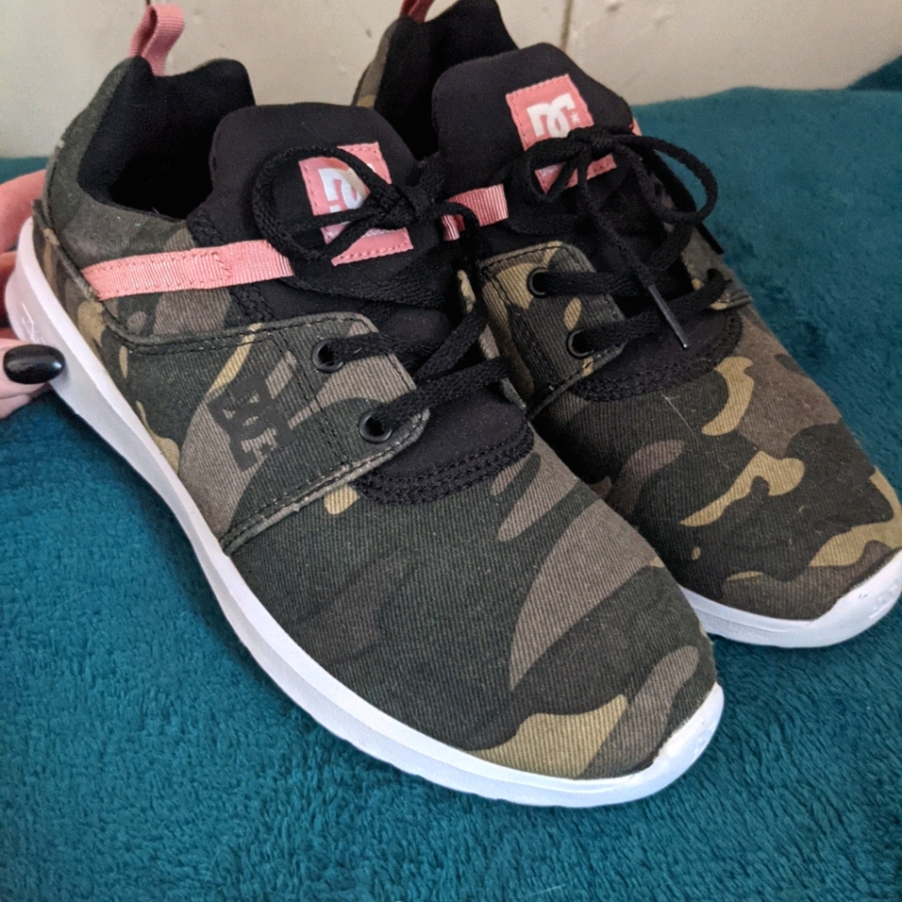 Dc uni lite sneakers womens